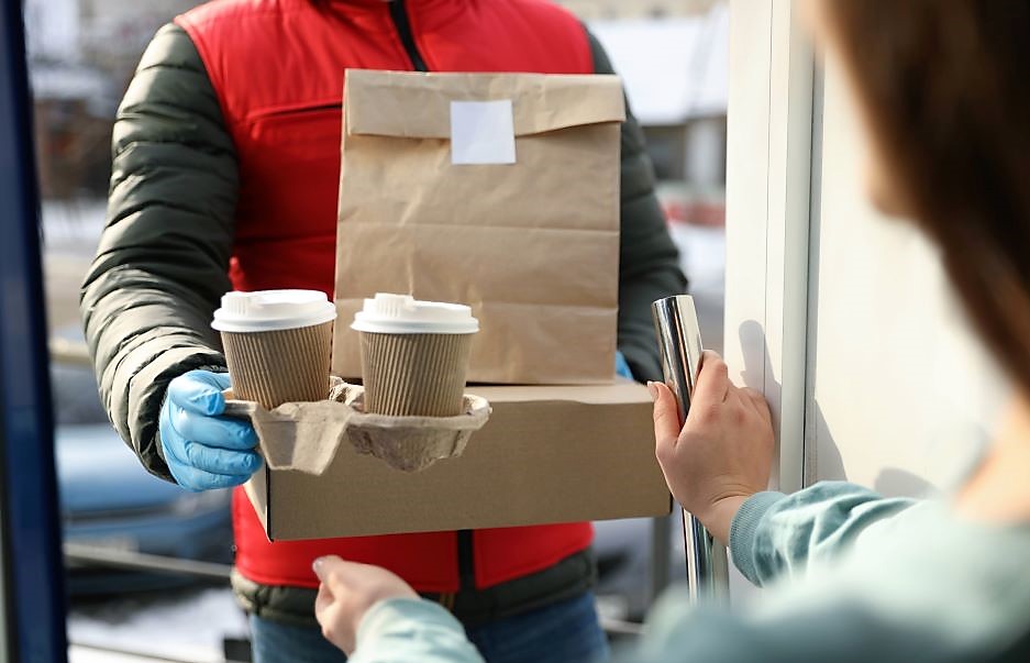 Namiesto jednorazových recyklovateľné obaly? Zdražie doručovanie zásielok aj donáška jedla, ukazuje štúdia